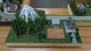 雪山と麓のたたずまい