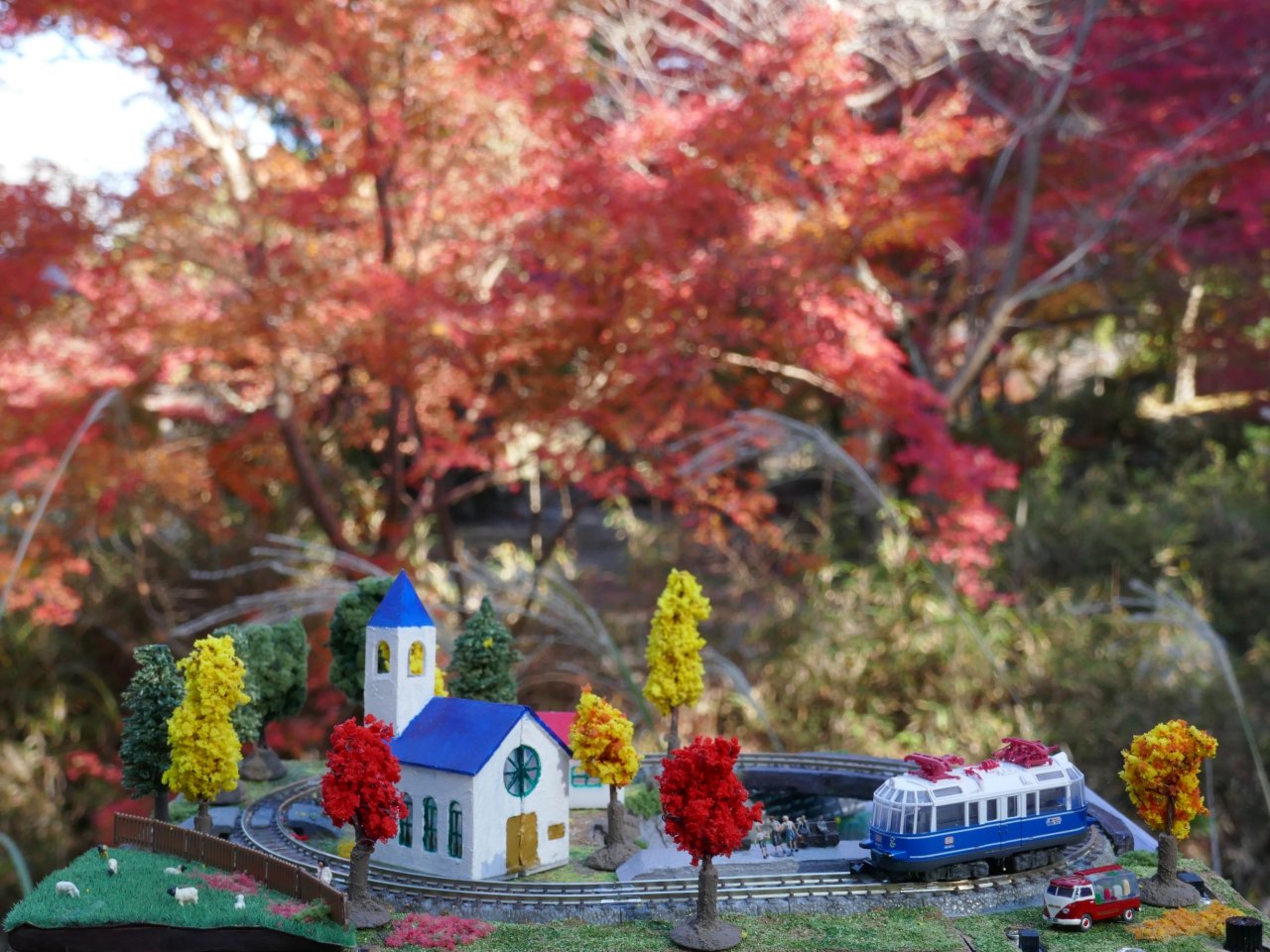 Baden谷九では、毎年メンバーが撮った写真を持ち寄ったカレンダーを制作しております。
2025年10月は、静山さんの、A5ケースレイアウトを屋外で撮影した画像です。
Zショーティーの小さな模型が似合います。
#zゲージ
#spurz
#zscale
#rokuhan
#ロクハン
#zshorty
#zショーティー
#OsakaZDay2025