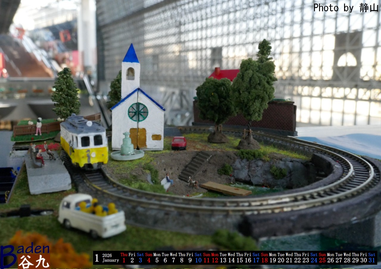Baden谷九では、毎年メンバーが撮った写真を持ち寄ったカレンダーを制作しております。 
2026年1月は、静山さんの、A5ケースレイアウトの画像です。 持ち歩き用に、電池、コントローラー、車両まで収納されており、どこでも運転を楽しめます。
#zゲージ
#spurz
#zscale
#zshorty
#marklinz